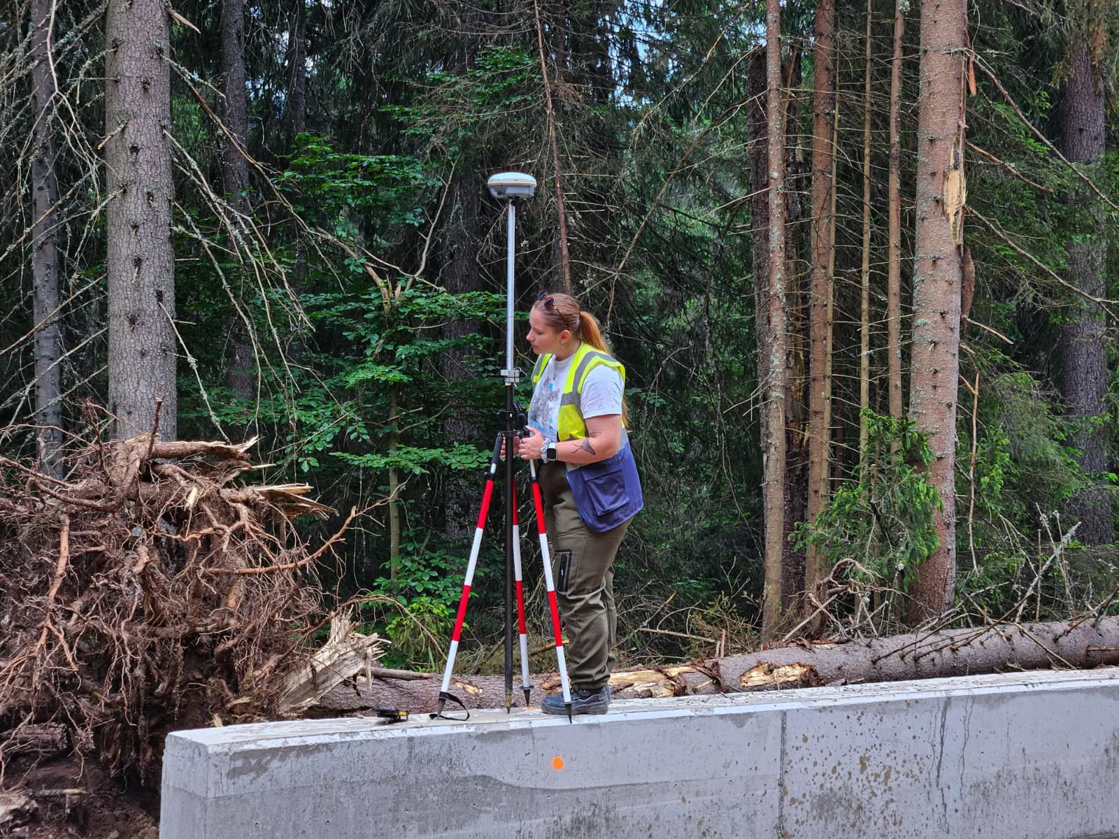 Lucrări topografice desfășurate pe un șantier de construcții